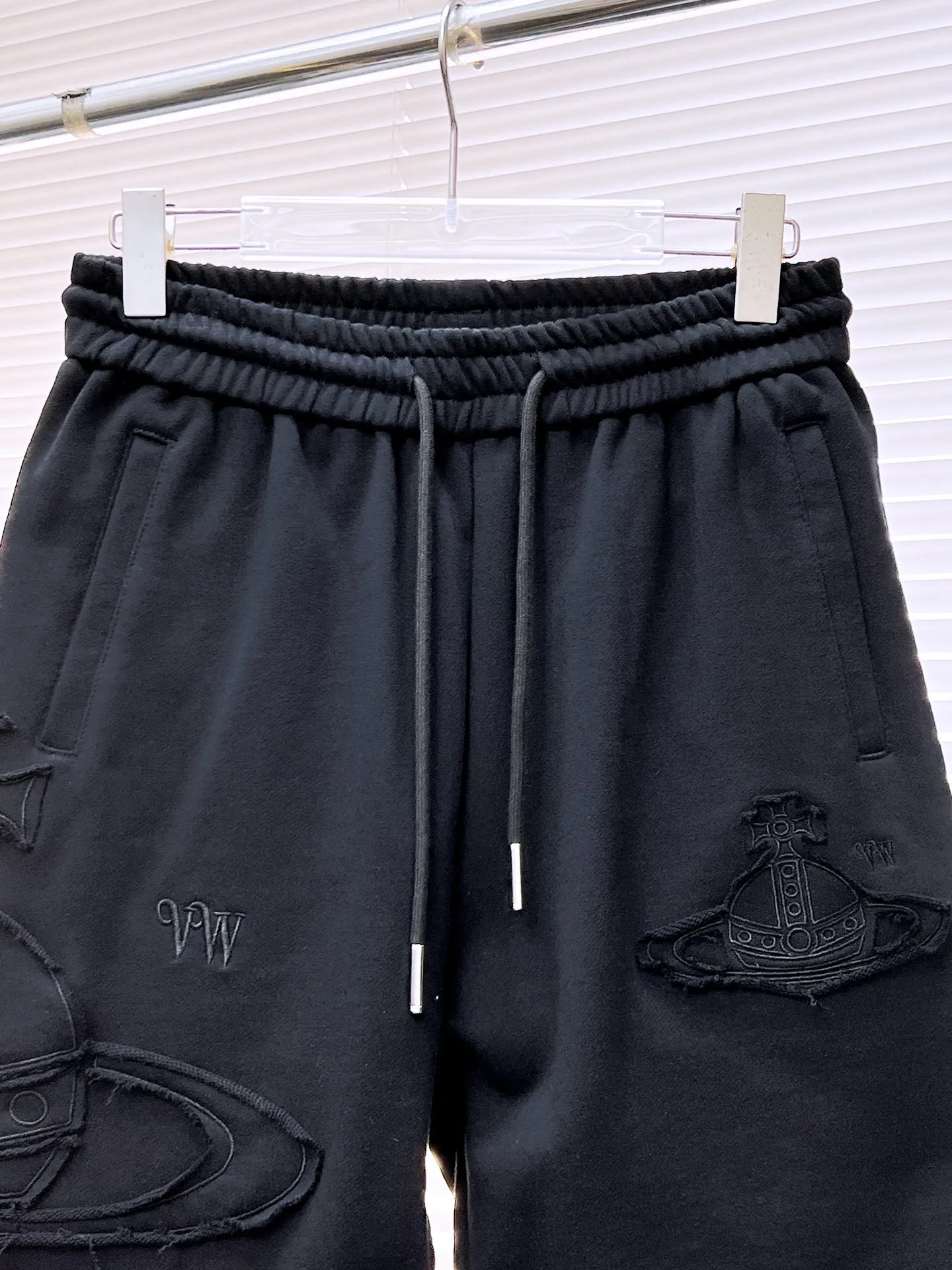 The Queen Mother's three-standard complete 2026 summer New Arrival men's casual shorts, advanced custom-made fabric Breathable fabric, Breathable elasticity and comfort, impeccable details, top-grade accessories, original logo design concept, delicate and soft feel! The upper body fit is awesome! Size: M-XXXL Please state your height and weight when ordering